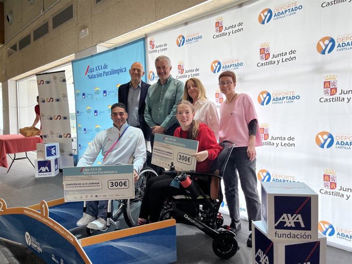 Marta Fernández y Miguel Luque posan como vencedores de la prueba de Valladolid de la Liga AXA de Natación Paralímpico