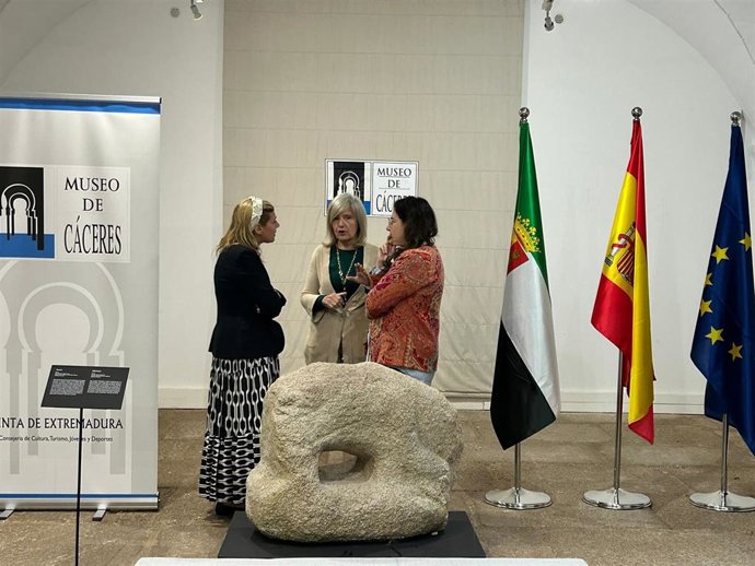 La directora del Museo de Cáceres, Raquel Preciados, la consejera de Cultura, Victoria Bazaga y la directora de Patrimonio, Adela Rueda en la presentación de un berraco del siglo III a. C