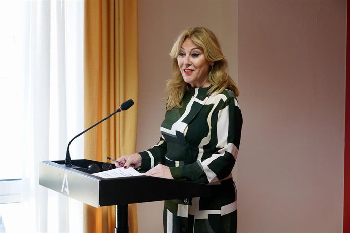 La consejera de Economía, Hacienda y Fondos Europeos de la Junta de Andalucía, Carolina España, atiende a los medios tras la firma de un convenio.
