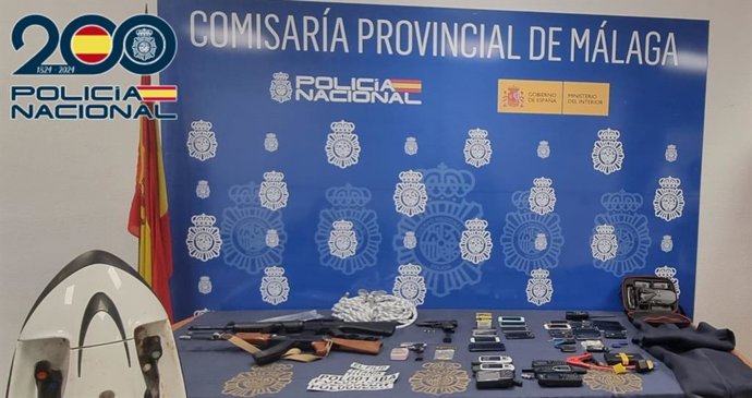 Intervenciones durante una opereación policial con ocho detenidos por blanquear beneficios obtenidos por narcotráfico