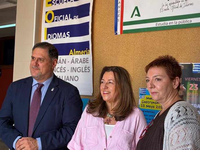 La consejera de Desarrollo Educativo y Formación Profesional de la Junta de Andalucía, María del Carmen Castillo, durante su visita a la Escuela Oficial de Idiomas de Almería.