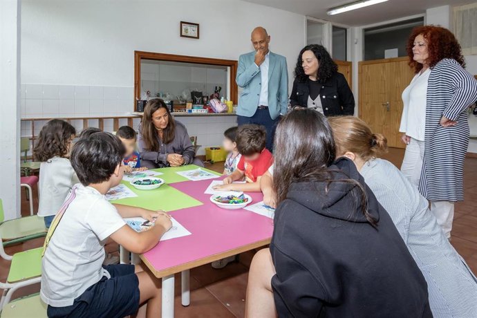 Archivo - La Consejera De Inclusión Social, Juventud, Familias E Igualdad, Begoña Gómez Del Río, Visita Las Actividades Puestas En Marcha Dentro Del Plan Corresponsables En El CEIP José María De Pereda En Foto De Archivo