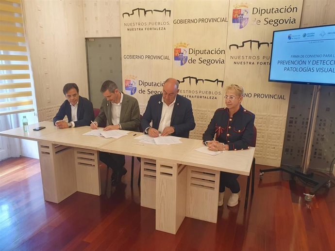 El presidente provincial, Miguel Ángel de Vicente (segundo, d) y el gerente de Recoletas, Ignacio Cabezón, firman el convenio en Presencia de la jefa de Atención Social, Mar Martínez, y del director del Instituto Oftalmológico Recoletas, Javier Mora.