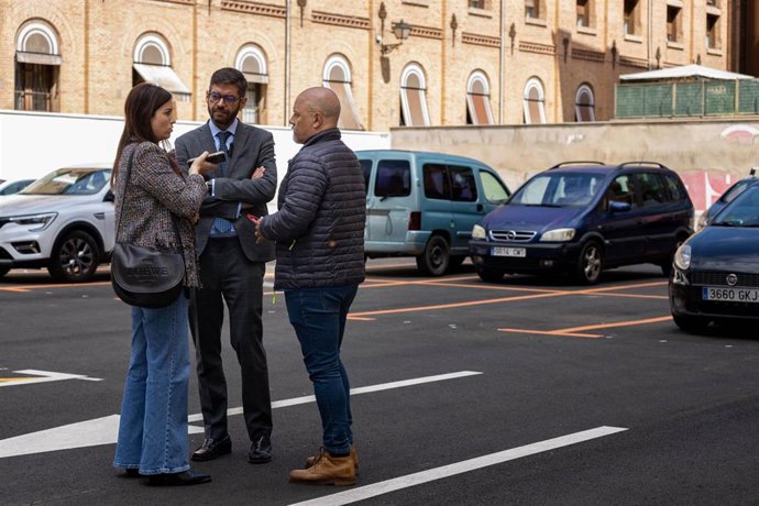 La consejera municipal de Medio Ambiente del Ayuntamiento, Tatiana Gaudes, junto a los concejales de Vox David Flores y Armando Martínez, este último presidente de la Junta de Distrito de Casco Histórico, visita el parking de calle Predicadores.