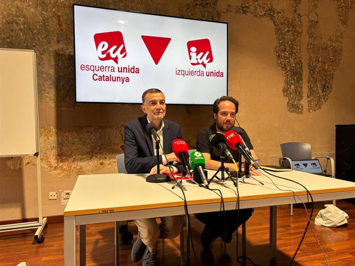 (I-D) El Coordinador Federal De Izquierda Unida (IU), Antonio Maíllo, Junto Al Coordinador De Esquerra Unida I Alternativa (Euia), Eduard Navarro