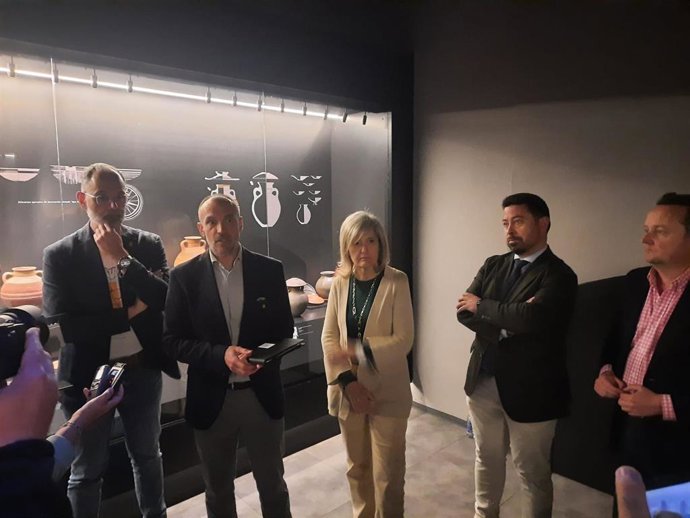 Autoridades en la visita a la Sala de Protohistoria del Museo Arqueológico de Badajoz