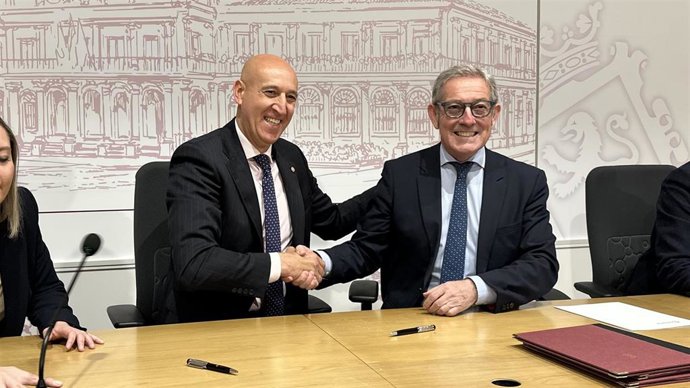 El alcalde de León, José Antonio Diez y el presidente de la Cámara de Comercio, Javier Vega, en la presentación de la campaña Bono Consumo.