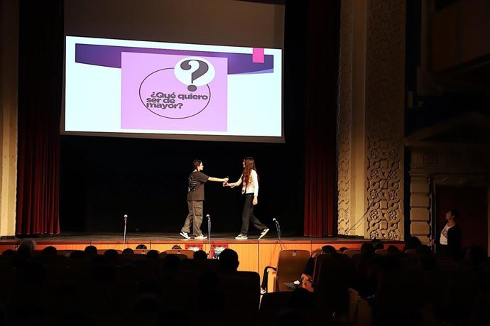 Dos estudiantes representando una obra en la XXXI Muestra de Teatro, Música y Danza Escolar de Jerez