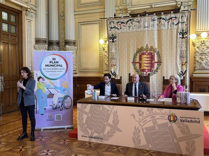 El alcalde de Valladolid, Jesús Julio Carnero, en el centro, presenta el III Plan Municipal de Accesibilidad.