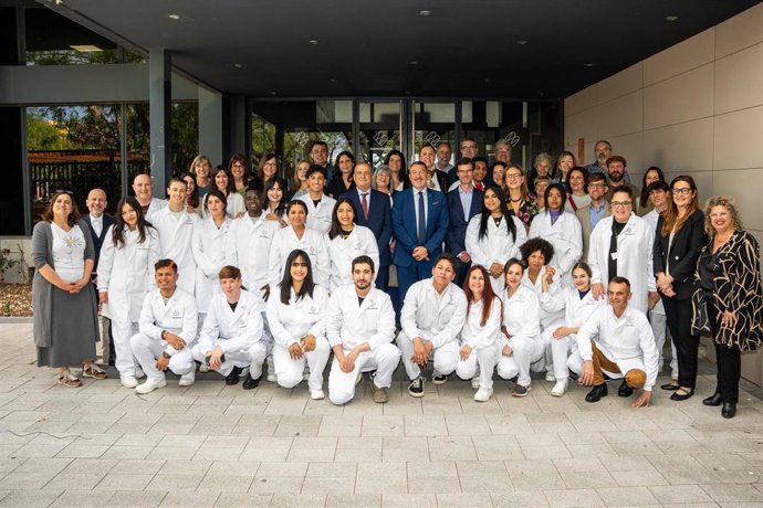 El conseller de Empresa y Trabajo, Miquel Sàmper, durante la visita a  las dos formaciones impulsadas por el Gremi de Carnissers, Xarcuters i Aviram de Barcelona i Comarques