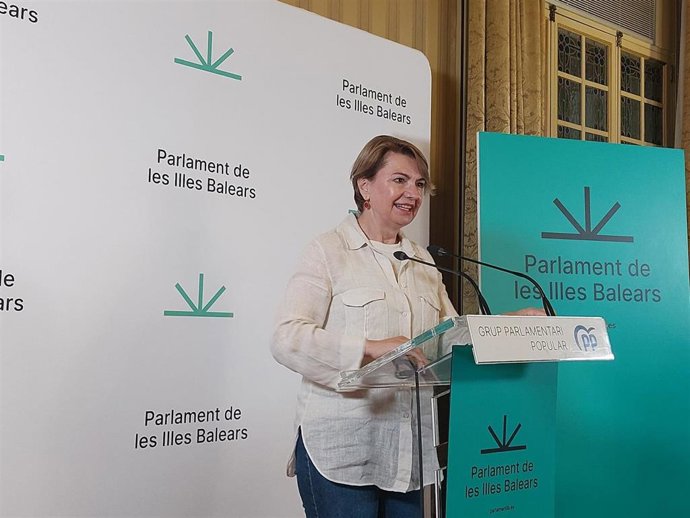 La portavoz parlamentaria adjunta del PP, Marga Durán, en una rueda de prensa