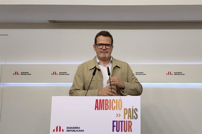 El vicesecretario de Comunicación de ERC, Isaac Albert, en rueda de prensa.