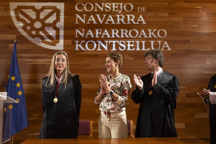 La nueva presidenta del Consejo de Navarra, Ana Clara Villanueva (i), junto a la presidenta del Gobierno de Navarra, María Chivite, y al integrante del Consejo de Navarra, Eduardo Santos.
