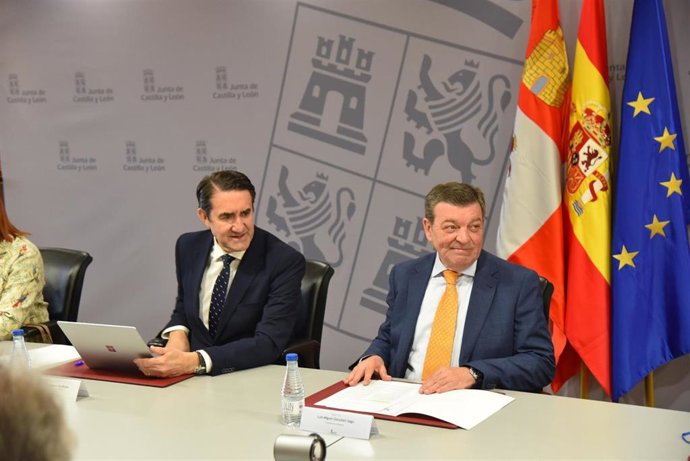 La Junta coordina a sus delegaciones territoriales para una correcta gestión del Infocal y la promoción del Carné 60. En la foto, Juan Carlos Suárez-Quiñones (izda) y Luis Miguel González Gago.