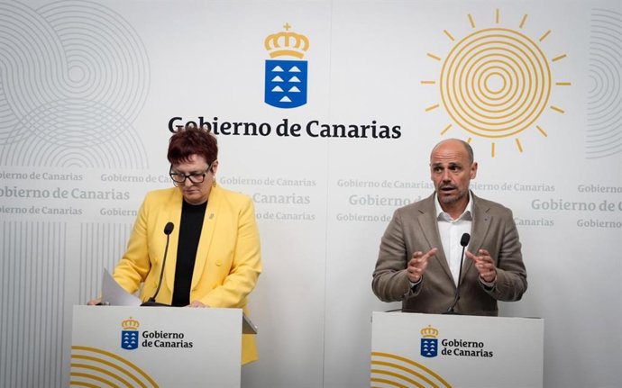 La consejera de Bienestar Social del Gobierno de Canarias, Candelaria Delgado, y el portavoz del Gobierno, Alfonso Cabello, en una rueda de prensa para dar cuenta de los acuerdos del Consejo de Gobierno