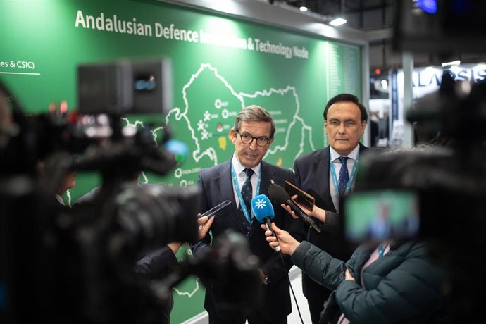 El consejero de Industria, Energía y Minas, Jorge Paradela, en la Feria Internacional de Defensa y Seguridad de España (Feindef).