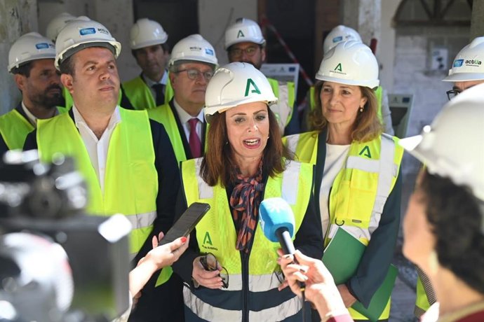 La consejera de Fomento, Articulación del Territorio y Vivienda, Rocío Díaz, atiende a los medios en Monachil (Granada).