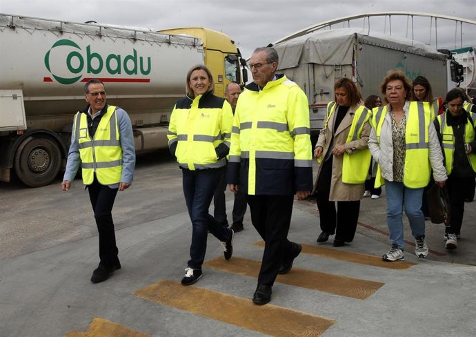 La vicepresidenta y consejera de Familia e Igualdad de Oportunidades de la Junta de Castilla y León, Isabel Blanco, junto a los responsables de Cobadu, antes de la firma del convenio.