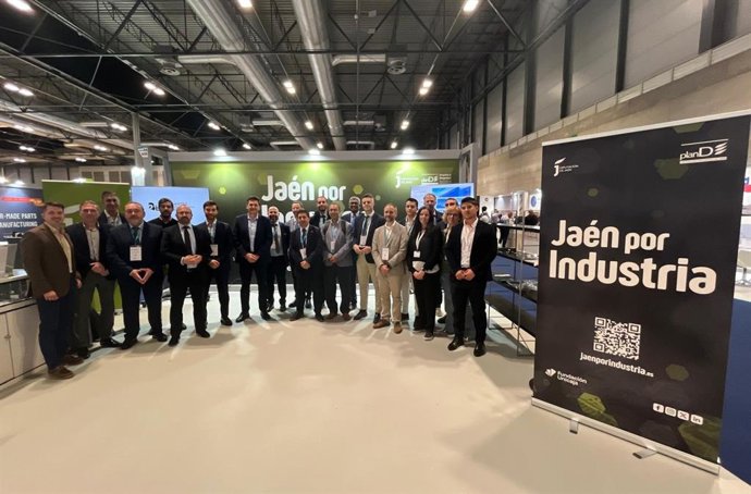 Reyes junto a representantes de la docena de empresas y entidades que van de la mano de la Diputaicón de Jaén a Feindef