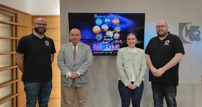 Gabriel Duque y Marta Salada, entre los responsables de Teatrados, en la presentación del Festival de Teatro de Santaella.