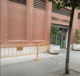 Archivo - Vallado del lateral de El Campillo ante los posibles desprendimientos de la cornisa.