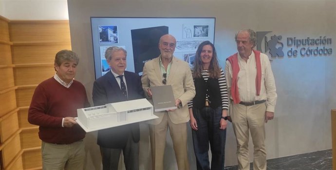 Salvador Fuentes (2º izda.), en la presentación del catálogo 'Rafael de La-Hoz, arquitecto'.