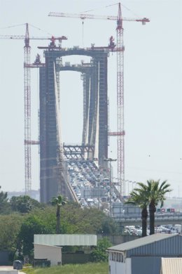 Archivo - Puente del V Centenario. A 11 de abril de 2025 en Sevilla,