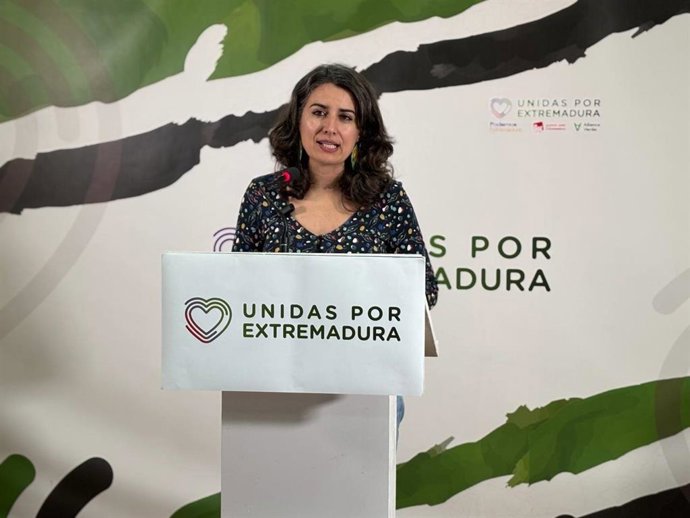 La portavoz de Unidas por Extremadura, Irene de Miguel, en rueda de prensa