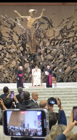 El Papa León XIV en una audiencia con los medios de comunicación.