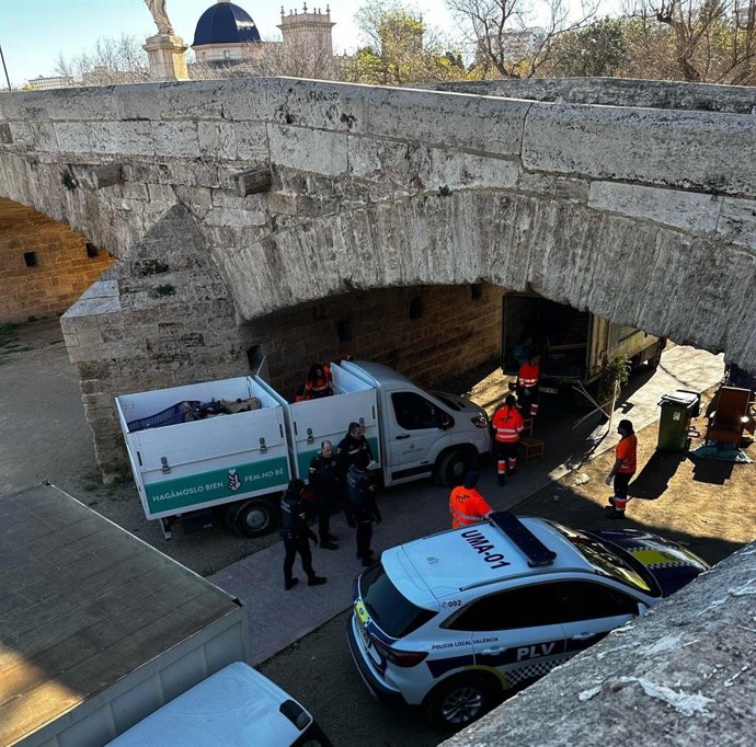 Imagen del desalojo de personas sin hogar en el Jardín del Turia, en la ciudad de València.