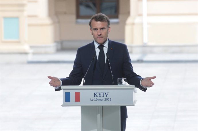 10 de maio de 2025, Kiev, Ucrânia: O presidente da França, Emmanuel Macron, participa de uma coletiva de imprensa conjunta com o presidente da Ucrânia, Volodymyr Zelenskyy, e os líderes da Coalizão dos Dispostos após suas reuniões e negociações, em Kiev, 