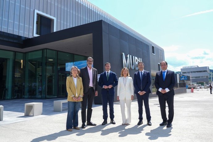 El Lehendakari, Imanol Pradales, junto al resto de autoridades en la inauguración de Mubil Center en Eskuzaitzeta (Gipuzkoa)