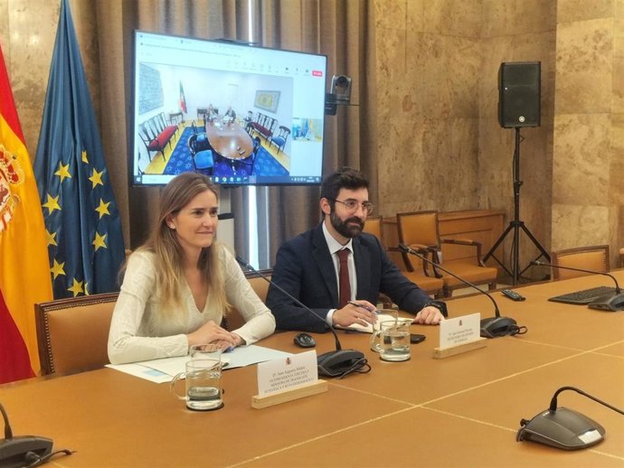 La vicepresidenta tercera y ministra para la Transición Ecológica y el Reto Demográfico, Sara Aagesen, a la izquierda en una imagen de archivo