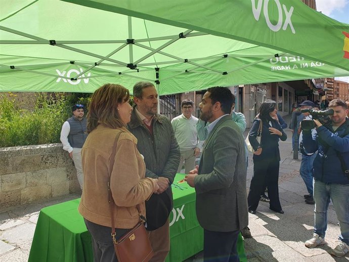 El secretario general de VOX, Ignacio Garriga (dcha) con los concejales de VOX en Segovia, Esther Núñez, y Alfonso Ceballos.