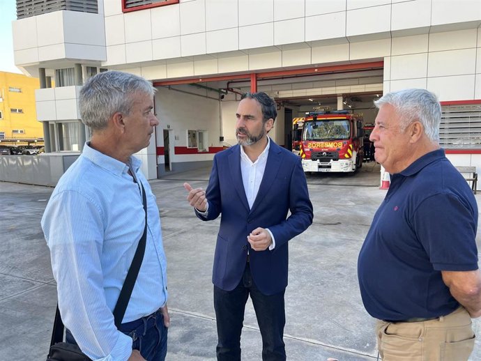 El portavoz municipal del PSOE, Daniel Pérez, junto con el concejal socialista Salvador Trujillo y el secretario general del Sindicato Andaluz de Bomberos Provincia de Málaga, Andrés Millán.