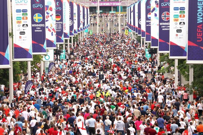 Archivo - Imagen de los aficionados llegando a Wembley para la final entre Inglaterra y Alemania de la Eurocopa de 2022 en Inglaterra