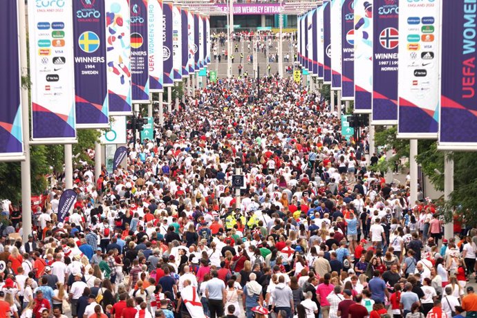 Archivo - 31 July 2022, United Kingdom, London: Fans arrive at Wembley Way before the UEFA Women's Euro 2022 final soccer match between England and Germany. Photo: James Manning/PA Wire/dpa