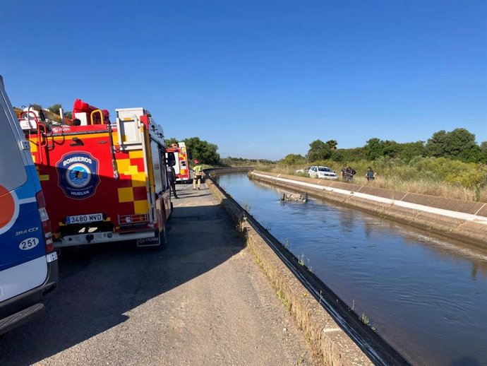 Canal de Cartaya donde ha caído el coche en el que viajaban los tres jóvenes.