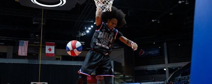 Archivo - El integrante de los Harlem Globetrotters Moose Weekes hace un mate.