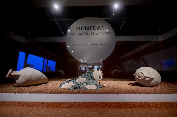 Una muestra de la exposición temporal 'Monedas que brotan de la tierra. El Tesoro de Tomares, Sevilla', en el Museo Arqueológico Nacional (MAN), a 12 de mayo de 2025, en Madrid