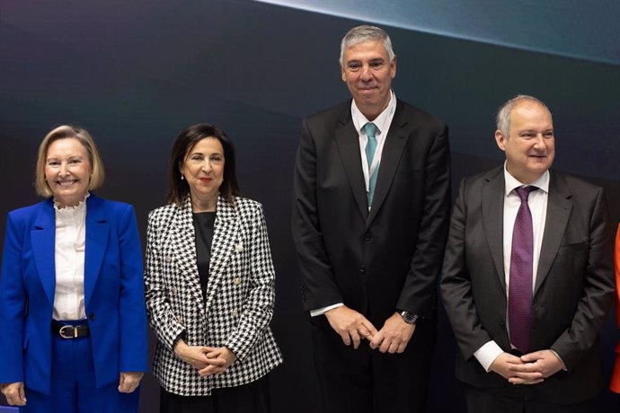 La ministra de Defensa, Margarita Robles, y el ministro de Industria y Turismo, Jordi Hereu, en el estand de Indra durante el acto de apertura de la Feria Internacional de Defensa y Seguridad de España (FEINDEF), en, a 12 de mayo de 2025