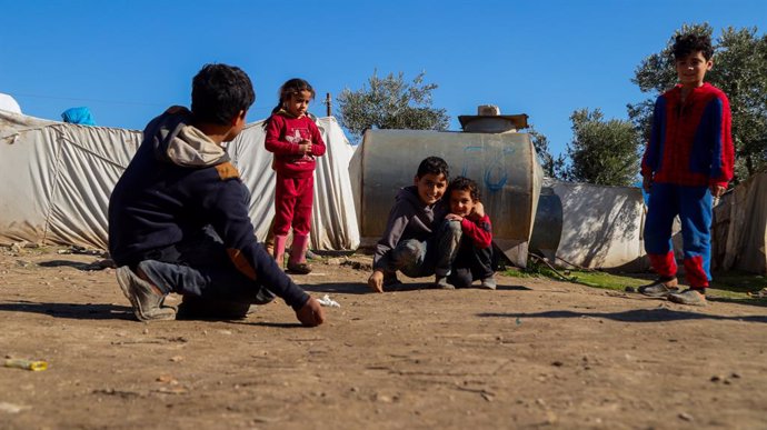 Archivo - NIños sirios en el campamento de desplazados de Jindires, en la provincia de Alepo, en el norte de Siria, tras las últimas inundaciones en la zona (archivo)
