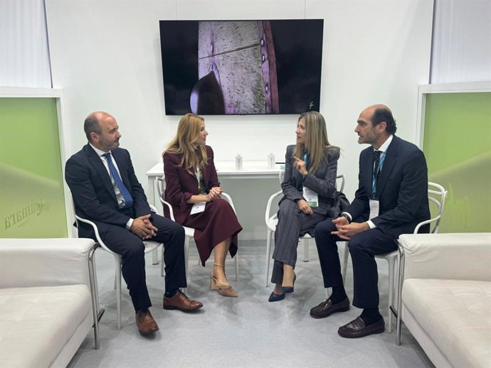 La Consejera De Empresa, Empleo Y Economía Social, Marisa López Aragón, Y La Vicepresidenta Y Consejera De La Presidencia, Economía Y Justicia Del Gobierno De Aragón, Mar Vaquero, Durante El Encuentro