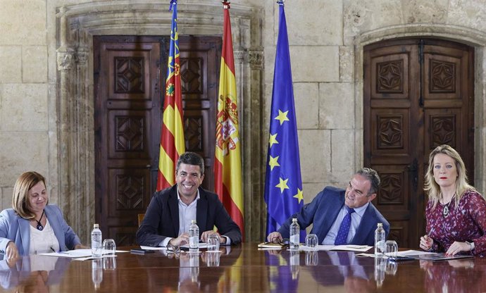 (I-D) Reme Mazzolari de la Federación Valenciana de Municipios y Provincias, el president de la Generalitat valenciana, Carlos Mazón, el vicepresidente segundo y conseller para la Recuperación Económica y Social de la Generalitat Valenciana, Francisco Jos