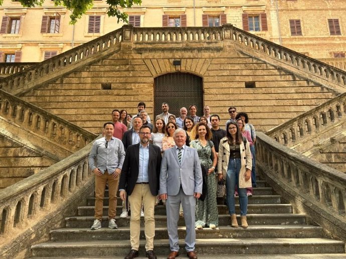 El conseller de Turismo del Consell de Mallorca, José Marcial Rodríguez (c), junto a representantes de patronales y empresas tecnológicas.