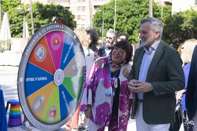 El vicepresidente de la Diputación de Almería Ángel Escobar durante su participación en la campaña 'Pregunta a tu enfermera'.