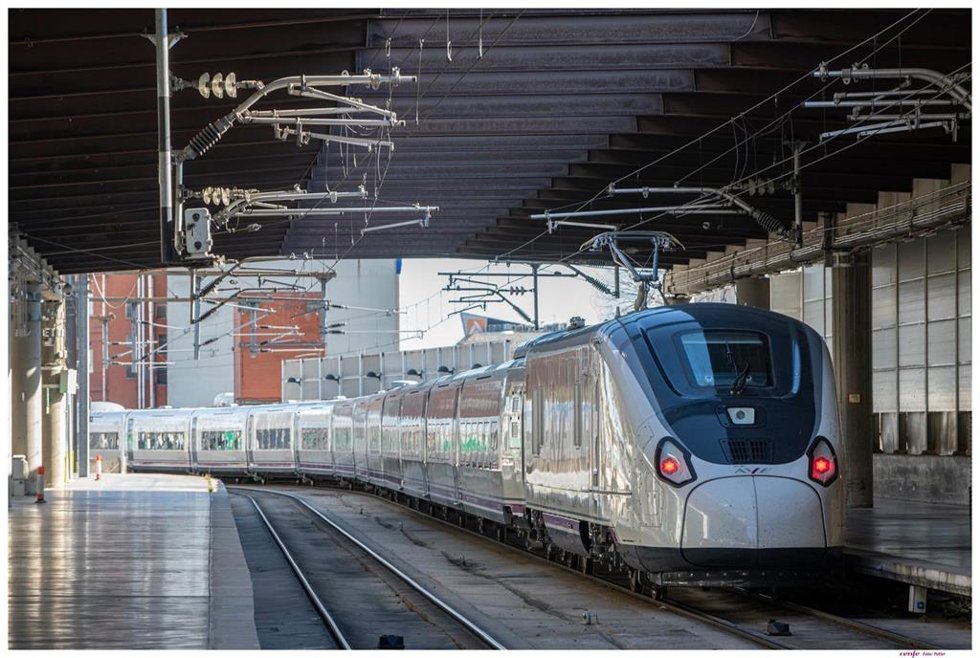 AVE de Renfe con un tren de la serie 106 (Avril)