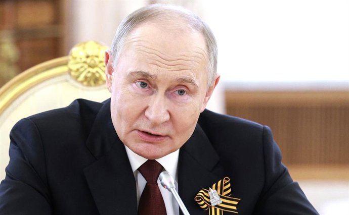HANDOUT - 09 de maio de 2025, Rússia, Moscou: O presidente russo, Vladimir Putin, fala com o presidente do Egito, Abdel Fattah El-Sisi (não retratado), durante sua reunião no Kremlin. Foto: -/Kremlin/dpa - ATENÇÃO: uso editorial apenas e somente se o créd
