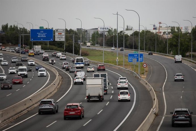 Vehículos en la autovía A2, a 30 de abril de 2025, en Madrid (España). La Dirección General de Tráfico (DGT) tiene previstos 7.540.000 desplazamientos por carretera durante el desarrollo de la Operación especial de tráfico por el 1º de mayo, que será "esp
