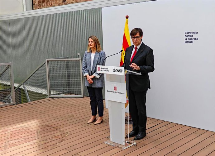 El presidente de la Generalitat, Salvador Illa, y la consellera de Derechos Sociales e Inclusión, Mònica Martínez Bravo, durante la presentación de este lunes.